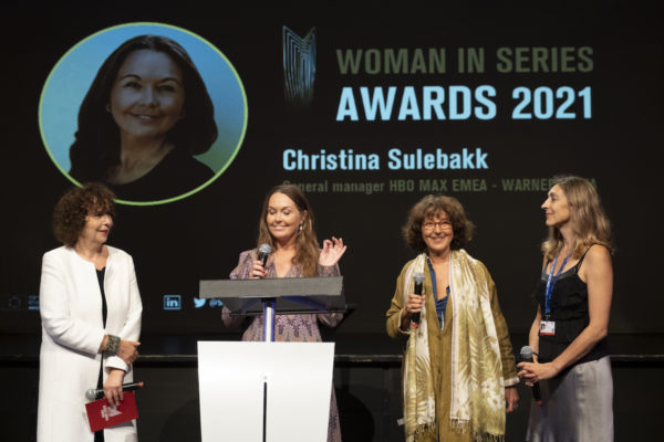 Christina Sulebakk receives the prize from Laurence Bachman (PFDM) and Alexia Muiños (EWA Network) ©marc-vidal